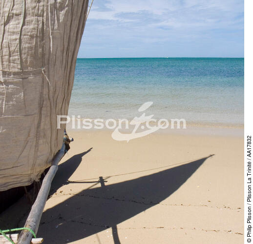 Pirogue à balancier. - © Philip Plisson / Plisson La Trinité / AA17832 - Nos reportages photos - Anakao