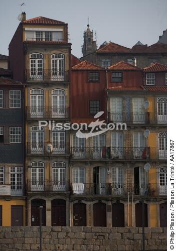 On Porto's dock - © Philip Plisson / Plisson La Trinité / AA17867 - Photo Galleries - Building