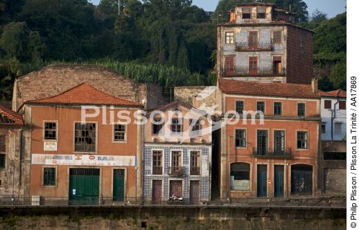 On Porto's dock - © Philip Plisson / Plisson La Trinité / AA17869 - Photo Galleries - Building