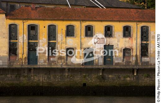 On Porto's dock - © Philip Plisson / Plisson La Trinité / AA17870 - Photo Galleries - Building