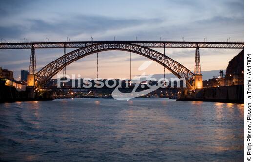 On Porto's dock - © Philip Plisson / Plisson La Trinité / AA17874 - Photo Galleries - Night
