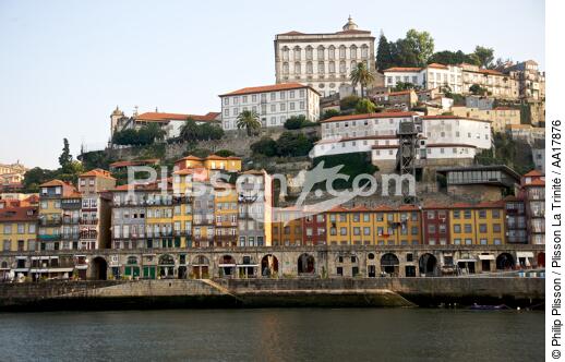 On Porto's dock - © Philip Plisson / Plisson La Trinité / AA17876 - Photo Galleries - Portugal