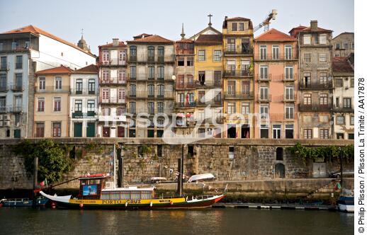 On Porto's dock - © Philip Plisson / Plisson La Trinité / AA17878 - Photo Galleries - Portugal