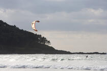 Kitesurf en Galice. © Philip Plisson / Plisson La Trinité / AA17892 - Nos reportages photos - Sport et loisir
