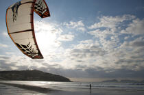 Kitesurfing on Galicia. © Philip Plisson / Plisson La Trinité / AA17894 - Photo Galleries - Kitesurfing