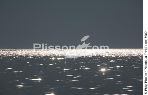 Reflection - © Philip Plisson / Plisson La Trinité / AA18009 - Photo Galleries - Calm sea