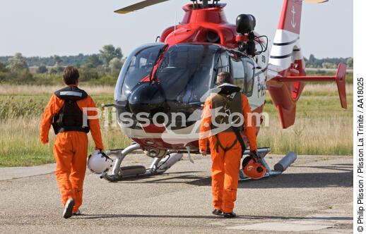 helicopter from Gironde pilotage - © Philip Plisson / Plisson La Trinité / AA18025 - Photo Galleries - Aquitaine