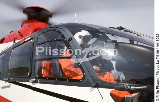 helicopter from Gironde pilotage - © Philip Plisson / Plisson La Trinité / AA18032 - Photo Galleries - Aquitaine