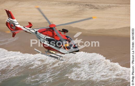 Hélicoptère du pilotage de Gironde - © Philip Plisson / Plisson La Trinité / AA18033 - Nos reportages photos - Activité terrestre