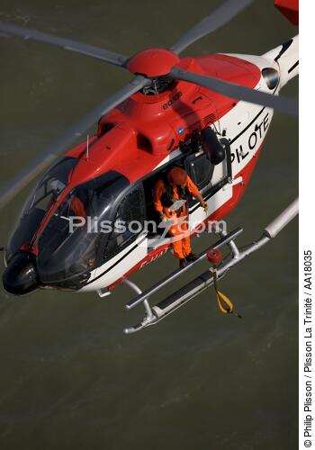 helicopter from Gironde pilotage - © Philip Plisson / Plisson La Trinité / AA18035 - Photo Galleries - Aquitaine