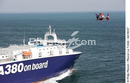 helicopter from Gironde pilotage - © Philip Plisson / Plisson La Trinité / AA18037 - Photo Galleries - Helicopter