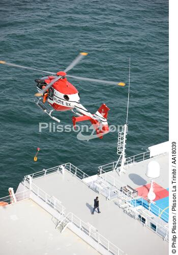 helicopter from Gironde pilotage - © Philip Plisson / Plisson La Trinité / AA18039 - Photo Galleries - Aquitaine