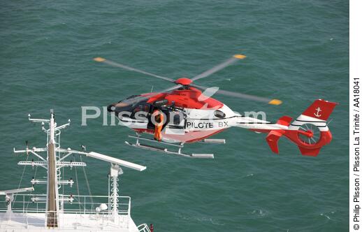 helicopter from Gironde pilotage - © Philip Plisson / Plisson La Trinité / AA18041 - Photo Galleries - Aquitaine