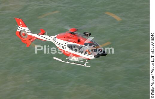 helicopter from Gironde pilotage - © Philip Plisson / Plisson La Trinité / AA18050 - Photo Galleries - Land activity
