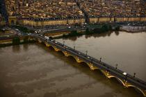 Le Pont de Pierre et la porte de Bourgogne à Bordeaux © Philip Plisson / Plisson La Trinité / AA18148 - Nos reportages photos - La Garonne