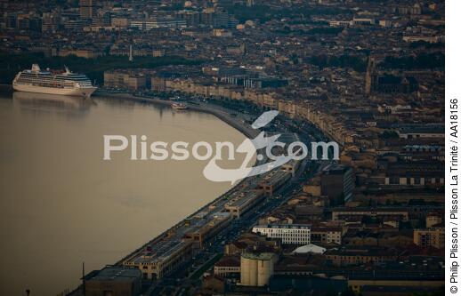 Les quais de Bordeaux - © Philip Plisson / Plisson La Trinité / AA18156 - Nos reportages photos - Quai