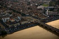 Le pont de Pierre et la place de Stalingrad à Bordeaux. © Philip Plisson / Plisson La Trinité / AA18165 - Nos reportages photos - La Garonne