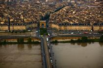 Le pont de Pierre et la porte de Bourgogne à Bordeaux. © Philip Plisson / Plisson La Trinité / AA18168 - Nos reportages photos - Hydrologie