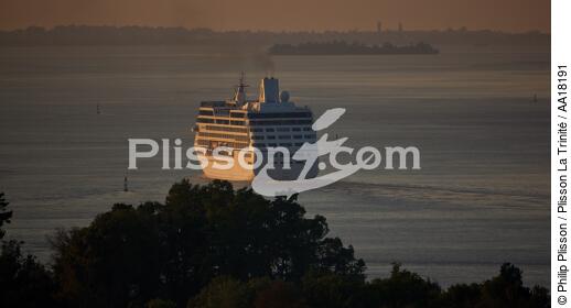 Passenger liner on Garonne river. - © Philip Plisson / Plisson La Trinité / AA18191 - Photo Galleries - Big Cruises