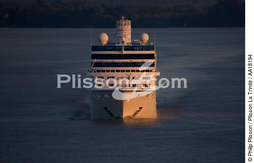 Passenger liner on Garonne river. - © Philip Plisson / Plisson La Trinité / AA18194 - Photo Galleries - Big Cruises