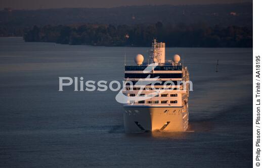Passenger liner on Garonne river. - © Philip Plisson / Plisson La Trinité / AA18195 - Photo Galleries - Big Cruises