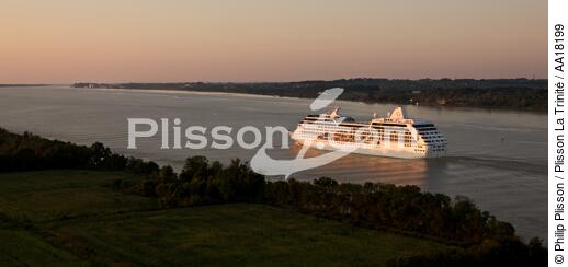 Passenger liner on Garonne river. - © Philip Plisson / Plisson La Trinité / AA18199 - Photo Galleries - River [large]