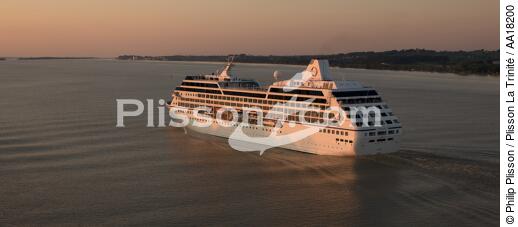 Passenger liner on Garonne river. - © Philip Plisson / Plisson La Trinité / AA18200 - Photo Galleries - 16/9 horizontal