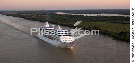 Passenger liner on Garonne river. - © Philip Plisson / Plisson La Trinité / AA18201 - Photo Galleries - Gironde estuary