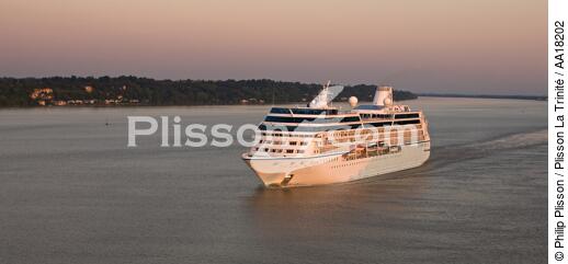 Passenger liner on Garonne river. - © Philip Plisson / Plisson La Trinité / AA18202 - Photo Galleries - Big Cruises