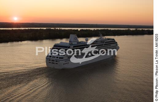 Passenger liner on Garonne river. - © Philip Plisson / Plisson La Trinité / AA18203 - Photo Galleries - Big Cruises