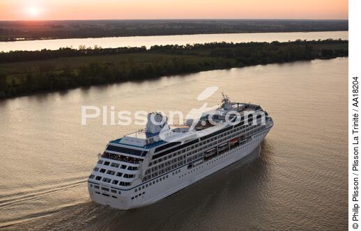 Passenger liner on Garonne river. - © Philip Plisson / Plisson La Trinité / AA18204 - Photo Galleries - Gironde estuary