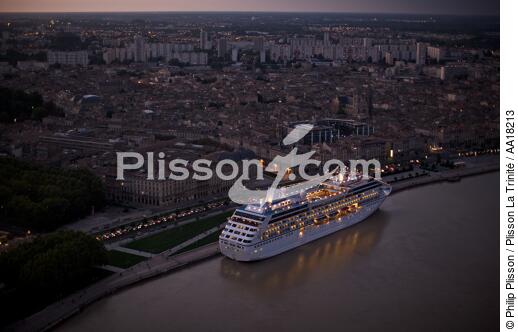 Le Regatta à quai à Bordeaux. - © Philip Plisson / Plisson La Trinité / AA18213 - Nos reportages photos - Paquebot