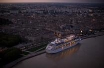 Le Regatta à quai à Bordeaux. © Philip Plisson / Plisson La Trinité / AA18213 - Nos reportages photos - La Grande Croisière