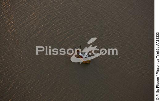 Pêche sur l'estuaire de la Gironde. - © Philip Plisson / Plisson La Trinité / AA18333 - Nos reportages photos - Carrelet