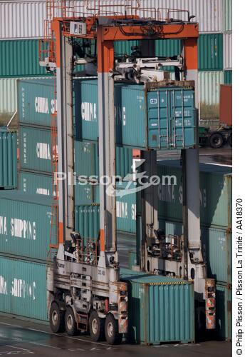 Conteneurs dans le port du Havre. - © Philip Plisson / Plisson La Trinité / AA18370 - Nos reportages photos - Porte-conteneurs