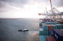 Container ship in the port of Le Havre. © Philip Plisson / Plisson La Trinité / AA18378 - Photo Galleries - Normandie