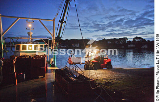 Au petit matin, au chantier, le ponton dragueur est prêt pour le départ. - © Philip Plisson / Plisson La Trinité / AA18449 - Nos reportages photos - Aube