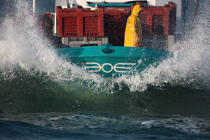 25 noeuds de vent. La barge est chahutée par la houle. © Philip Plisson / Plisson La Trinité / AA18482 - Nos reportages photos - L'ostréiculture