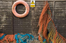 Dans un port du pays de Galles © Philip Plisson / Plisson La Trinité / AA18583 - Nos reportages photos - Bouée de sauvetage
