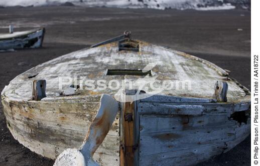 Deception island in Antarctica. - © Philip Plisson / Plisson La Trinité / AA18722 - Photo Galleries - Boat graveyard