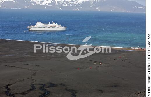 Deception island in Antarctica. - © Philip Plisson / Plisson La Trinité / AA18731 - Photo Galleries - Big Cruises