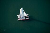 Catamaran dans le Golfe du Morbihan © Philip Plisson / Plisson La Trinité / AA19033 - Nos reportages photos - Multicoque de plaisance/croisière