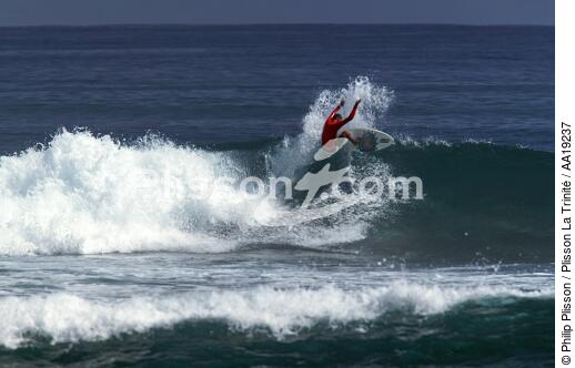 Surfer in Saint-Leu on Reunion island. - © Philip Plisson / Plisson La Trinité / AA19237 - Photo Galleries - Wave