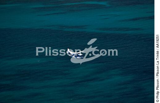 Hydroplane on the coast of Sardinia. - © Philip Plisson / Plisson La Trinité / AA19251 - Photo Galleries - Island [It]