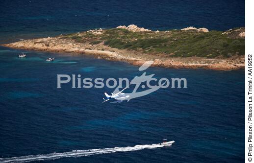 Hydroplane on the coast of Sardinia. - © Philip Plisson / Plisson La Trinité / AA19252 - Photo Galleries - Air transport