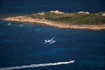 Hydravion sur les côtes de Sardaigne. © Philip Plisson / Plisson La Trinité / AA19252 - Nos reportages photos - Avion