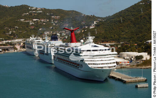 Ships docked in St. Thomas. - © Philip Plisson / Plisson La Trinité / AA19327 - Photo Galleries - Big Cruises