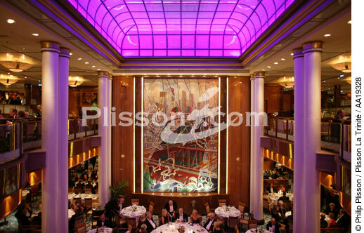 Restaurant on the Queen Mary 2. - © Philip Plisson / Plisson La Trinité / AA19328 - Photo Galleries - Passenger Liner