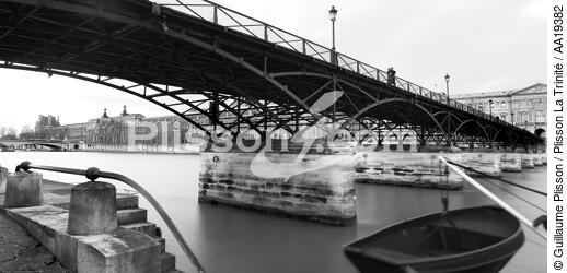 The Pont des Arts in Paris. - © Guillaume Plisson / Plisson La Trinité / AA19382 - Photo Galleries - Paris