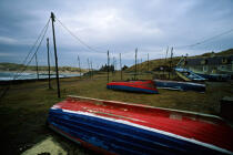 Des mâts dressés pour sécher les filets au retour de la pêche © Philip Plisson / Plisson La Trinité / AA19513 - Nos reportages photos - Elément d'un bateau